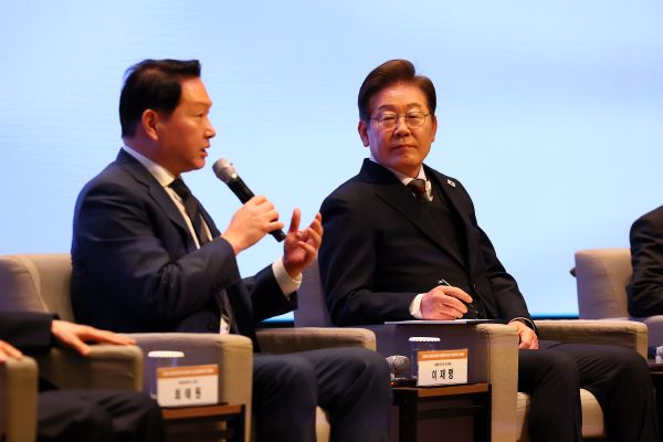 Democratic Party presidential candidate Lee Jae-myung (R) listens to Korea Chamber of Commerce and Industry (KCCI) Chairman Chey Tae-won speak during a meeting with South Korea's five major business lobbies at the KCCI building in Seoul on May 8, 2025. (Image courtesy of Yonhap)