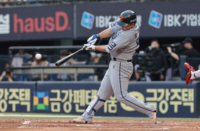 Moon Hyun-bin of the Hanwha Eagles hits an RBI double against the LG Twins during a Korea Baseball Organization regular-season game at Jamsil Baseball Stadium in Seoul on May 28, 2025. (Image courtesy of Yonhap)