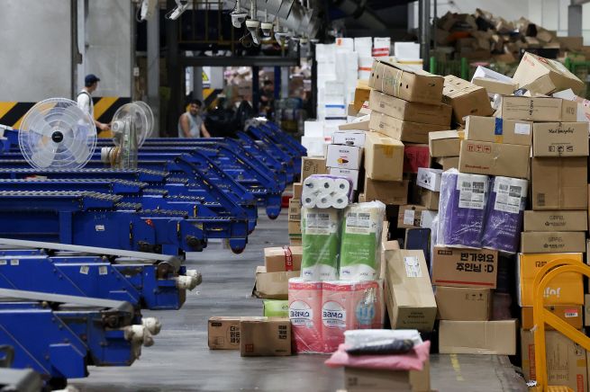 On the morning of August 13 last year (2024), a day before the designated “No Delivery Day,” workers organize parcels at the Southeastern Logistics Complex in Songpa District, Seoul. (Yonhap)