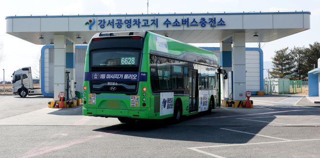 A hydrogen bus pulls into a charging station in Seoul. (Yonhap)