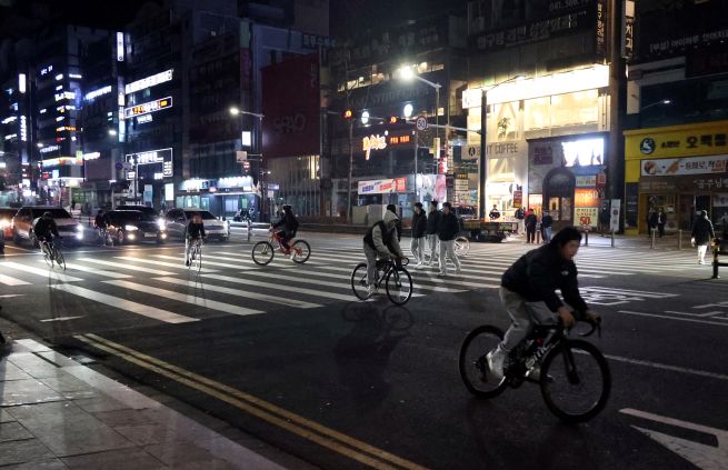 Extremely Dangerous Bicycle Riding (File photo by Yonhap News)