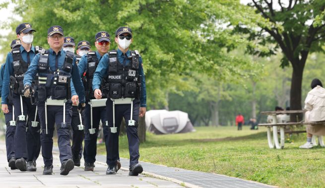On May 11, at Yeouido Hangang Park in Seoul, members of the Seoul Metropolitan Police’s mobile unit conduct a patrol demonstration while wearing wearable robots. The robotic device, “WIM,” is designed to assist lower body movement and reduce physical strain. The National Police Agency plans to pilot the “K-Smart Policing” program—featuring advanced equipment such as drones, wearable robots, and electric bicycles—through June. (Yonhap)