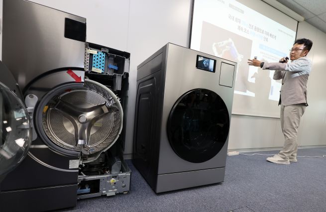 At a media briefing held on May 22 at Samsung Electronics' press room in Taepyeongno Building, central Seoul, Sung Jong-hoon, Executive Vice President and Head of the Clothing Care Development Group at Samsung’s Digital Appliances (DA) Division, introduced the new all-in-one washer-dryer model, Bespoke AI Combo. The newly unveiled product maintains the same external dimensions as its predecessor but increases drying capacity by 3 kilograms, now offering a market-leading 18 kg drying capacity in Korea. The total cycle time from washing to drying (based on the quick course) has also been reduced from 99 minutes to 79 minutes, shortening the process by 20 minutes. (Yonhap)
