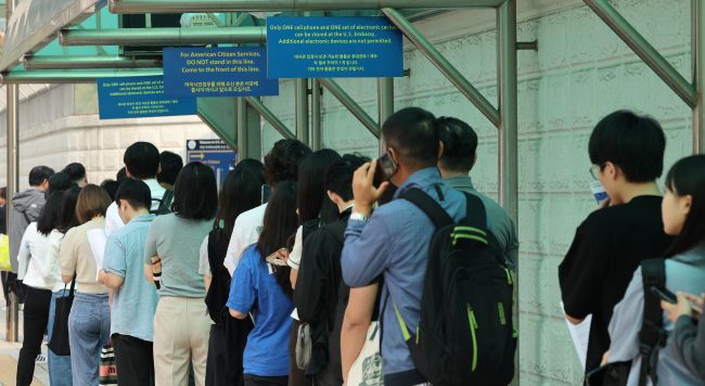 People seeking to apply for visas to the United States wait outside the U.S. Embassy in South Korea in central Seoul. (Image courtesy of Yonhap)