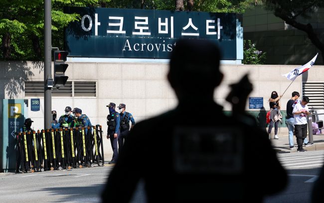 Prosecutors Conduct Search and Seizure at Former President Yoon's Residence in Acro Vista Amid 'Geonjin Beopsa' Allegations." (Image courtesy of Yonhap)