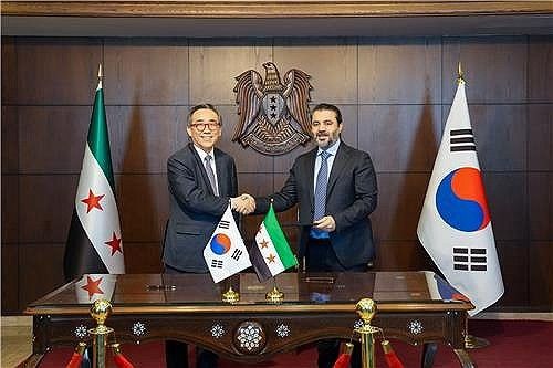Foreign Minister Cho Tae-yul (L) poses with Syrian Foreign Minister Asaad al-Shaibani in Damascus on April 9, 2025, after signing the joint statement on the establishment of diplomatic relations.(Image courtesy of the foreign ministry )