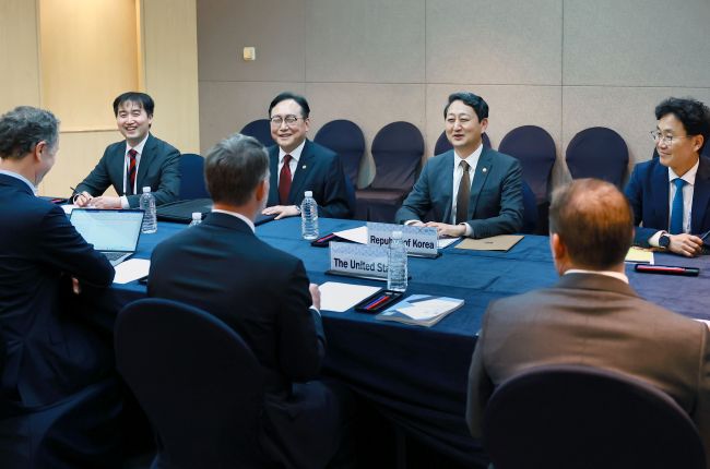 This photo provided by South Korea's Ministry of Trade, Industry and Energy shows Industry Minister Ahn Duk-geun (2nd from R) holding tariff discussions with U.S. Trade Representative Jamieson Greer at the International Convention Center on the southern Jeju Island on May 16, 2025. (Yonhap)
