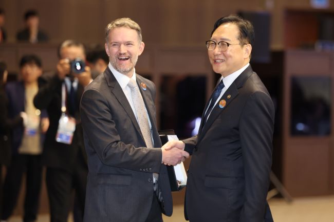 U.S. Trade Representative Jamieson Greer (L) shakes hands with South Korean Trade Minister Cheong In-kyo during the Asia-Pacific Economic Cooperation trade ministers' meeting on Jeju Island on May 15, 2025. ( Image courtesy of Yonhap)