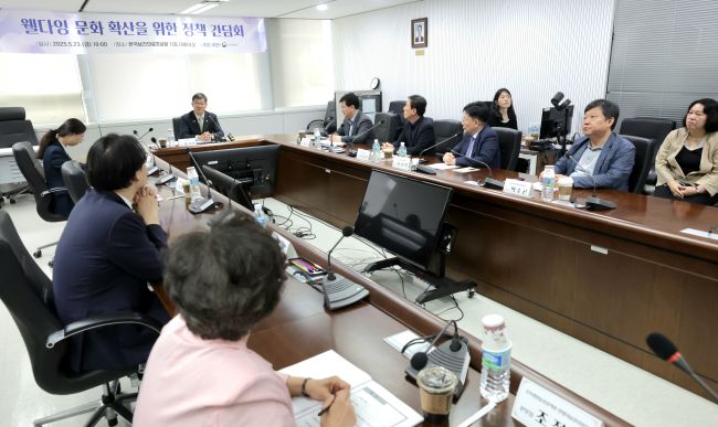 Vice Minister Lee Ki-il of the Ministry of Health and Welfare is holding a policy discussion on the promotion of a well-dying culture at the conference room of the Korea Health and Medical Information Institute in Jung-gu, Seoul, on May 23, 2025. (Image courtesy of the Ministry of Health and Welfare)