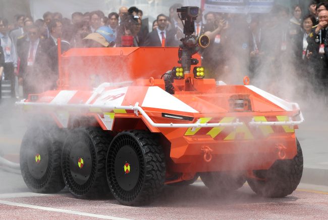 At the 21st International Fire Safety Expo,South Korea, Hyundai Motor Group and the National Fire Agency unveiled a next-generation unmanned firefighting vehicle. (Image courtesy of Yonhap)