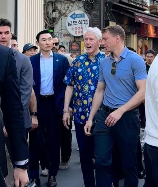 Social Media Posts Show Ex-U.S. President Clinton Apparently Sightseeing in Central Seoul