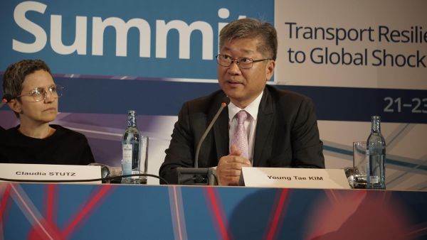 This photo provided by the International Transport Forum (ITF) shows Kim Young-tae (R), secretary general of the international organization, speaking at a press conference marking the opening of the 2025 ITF Summit at the Congress Center in Leipzig, Germany, on May 21, 2025. (Yonhap)