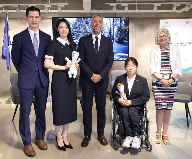 Participants of the "Milano-Cortina Meet the World," an event promoting the 2026 Winter Olympics, pose for photos at High Street Italia in Seoul on June 25, 2025. From left, host Alberto Mondi, former figure skater Kim Yu-na, Milano-Cortina organizing committee CEO Andrea Varnier, South Korean para Nordic skier Kim Yun-ji and Italian Ambassador to South Korea Emilia Gatto. (Image courtessy of Yonhap)