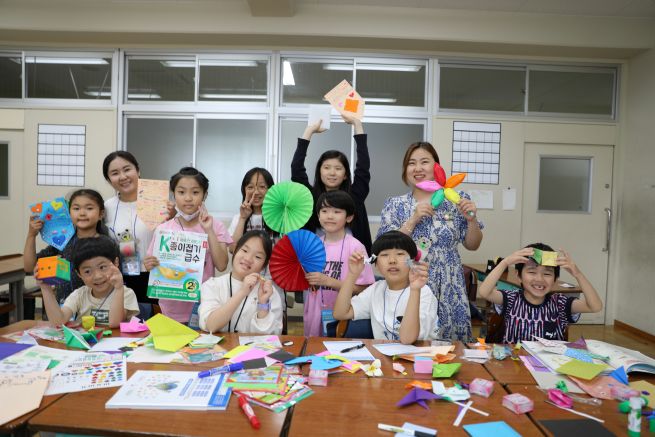 The "Children’s Paper Folding Master Training Class," part of the "K-Paper Folding Festival" held in Tokyo, Japan, from May 31 to June 2. (Image provided by the Paper Culture Foundation)