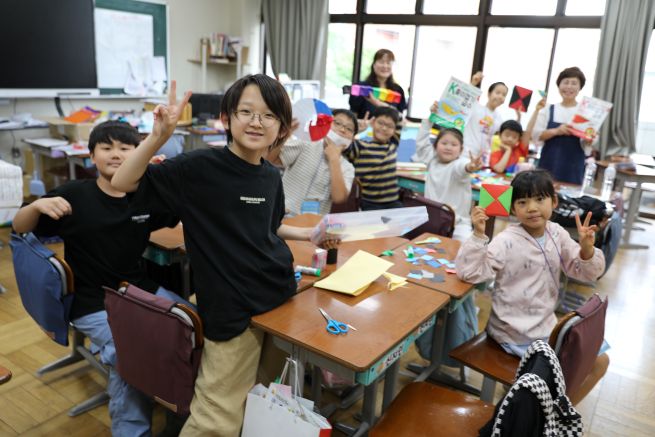 Students participating in the “Children’s Paper Folding Master Training Class” at the Tokyo Korean School smile as they showcase their paper folding creations alongside their instructors on June 1. (Image provided by the Paper Culture Foundation)