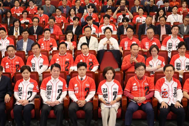 Officials of the conservative People Power Party look dejected at the National Assembly in Seoul on June 3, 2025, after the result of exit polls showed the party's presidential candidate, Kim Moon-soo, losing to Lee Jae-myung, the presidential candidate of the liberal Democratic Party, in the presidential election that began the same day. (Image courtesy of Yonhap)