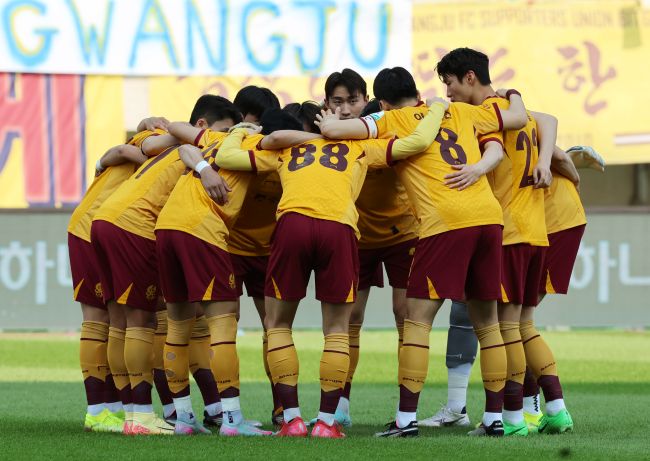 Gwangju FC players huddle up before the start of their K League 1 match against Gangwon FC at Gwangju World Cup Stadium in Gwangju, some 270 kilometers south of Seoul, in this file photo from May 25, 2025. (Image courtesy of Yonhap)