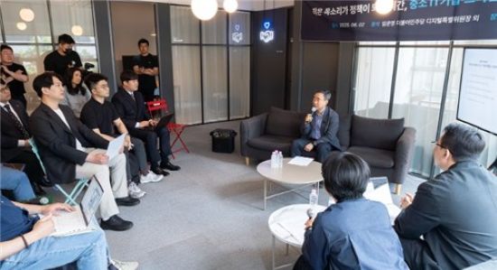 Im Moon-young, Chair of the Democratic Party's Digital Special Committee, Holds Meeting with Wishket. (Image courtesy of Wishket's "Trending IT" )