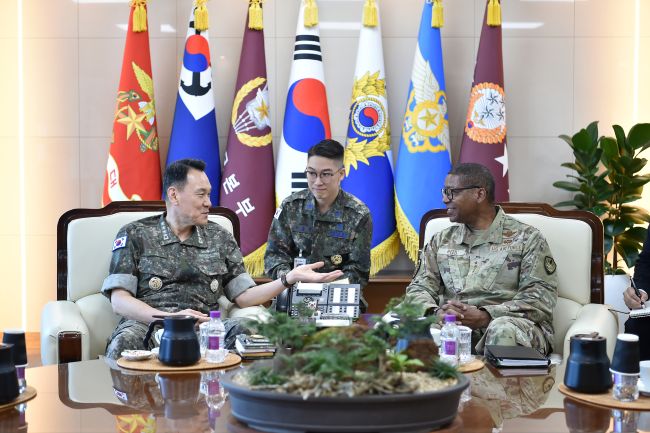 Military Chief Holds Talks With U.S. Transportation Commander Over Alliance, Drills
