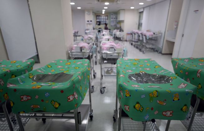 Newborn unit at a hospital in Seoul (Yonhap)