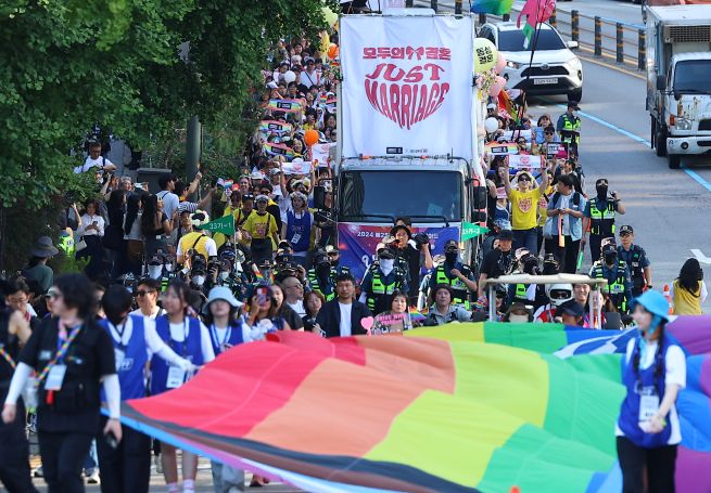 Parents of LGBTQ Children Join Seoul Queer Festival, Calling for a More Inclusive Society