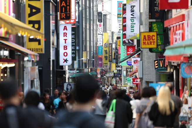 Pedestrians passing through downtown Seoul (Image courtesy of Yonhap)