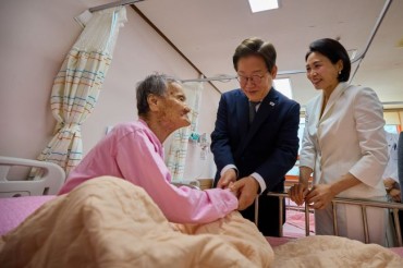 Lee, First Lady Comfort People With Leprosy In Visit To Hospital On Sorok Island