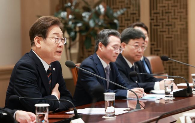 President Lee Jae-myung (L) speaks during the second meeting of the emergency economic task force held at the presidential office in Seoul on June 9, 2025. (Image courtesy of Yonhap)