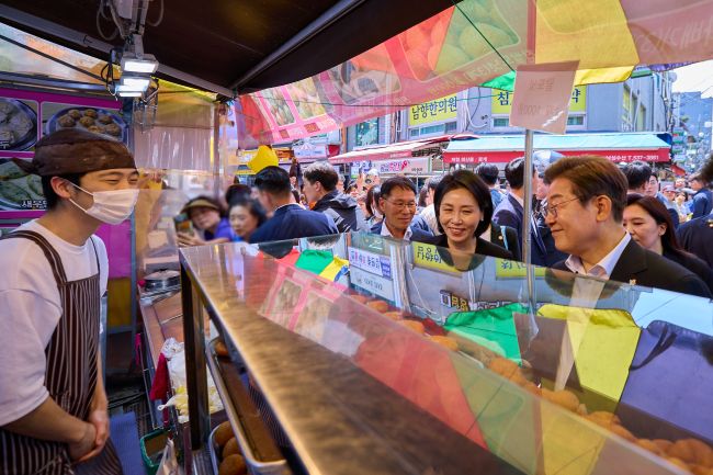 Lee Pays Visit To Traditional Market After Memorial Day Commemoration