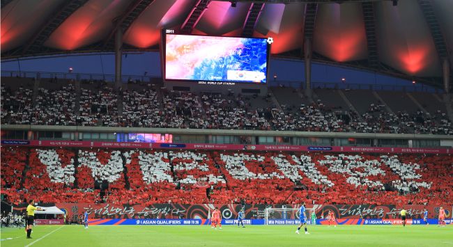 S. Korean Players Feted By Home Fans After Qualifying For World Cup S. Korean Players Feted By Home Fans After Qualifying For World Cup
