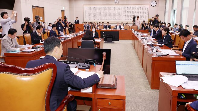 On July 2, Rep. Kim Yong-min of the Democratic Party, chair of the first subcommittee on bill review under the National Assembly’s Legislation and Judiciary Committee, strikes the gavel to open a subcommittee meeting to review proposed amendments to the Commercial Act and other bills. (Photo: Yonhap)