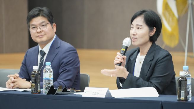 Kim Gab-jung (R), director general of the Korea Disease Control and Prevention Agency's department of disease diagnosis and analysis, answers questions during a press briefing on the development of the world's first recombinant protein-based anthrax vaccine by the agency and GC Biopharma Corp. at GC Biopharma's vaccine plant in Hwasun, about 280 kilometers south of Seoul, on July 1, 2025, in this photo provided by the KDCA. (Yonhap)