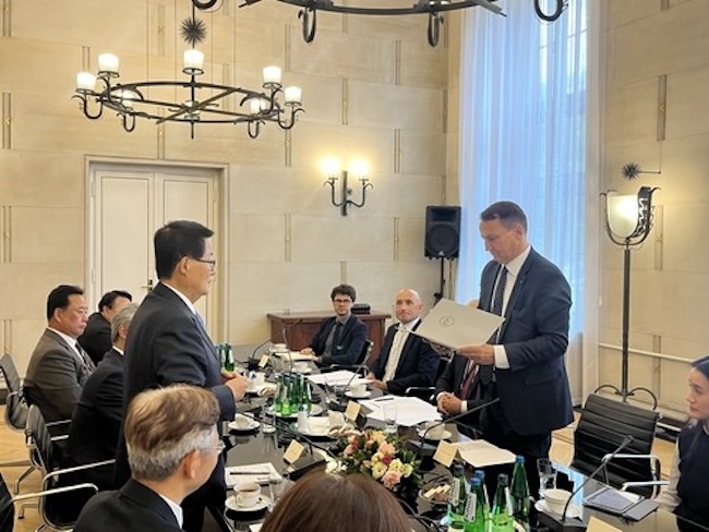 Lee’s Special Envoys Meet Top Polish Officials, Highlight Defense Cooperation Lee’s Special Envoys Meet Top Polish Officials, Highlight Defense Cooperation