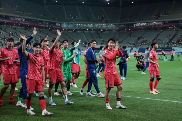 South Korean players acknowledge their fans after beating Kuwait 4-0 in their Group B match in the third round of the Asian World Cup qualification at Seoul World Cup Stadium in the capital, in this file photo from June 10, 2025. (Image courtesy of Yonhap)