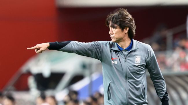 South Korea head coach Hong Myung-bo directs his players during their Group B match against Kuwait in the third round of the Asian World Cup qualification at Seoul World Cup Stadium in the capital, in this file photo from June 10, 2025. (Image courtesy of Yonhap)