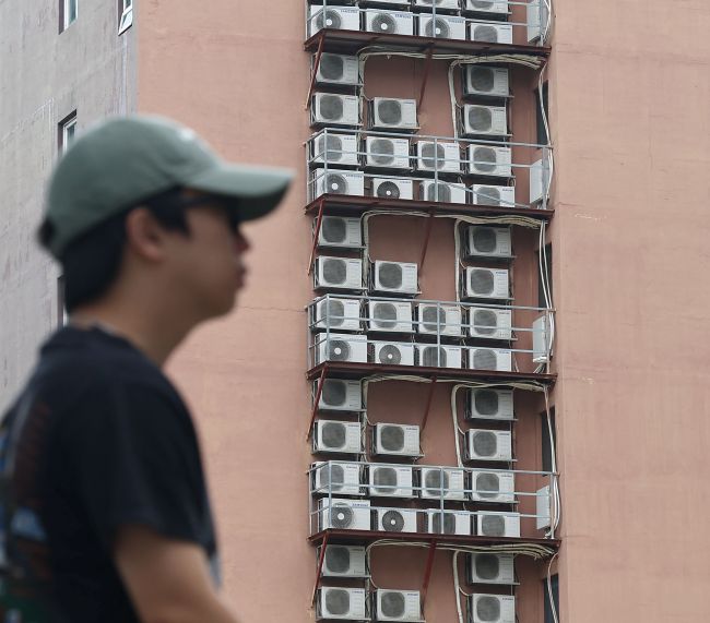 Amid soaring electricity demand driven by scorching heat and tropical nights, air conditioning units are seen operating on a building in Seoul. (Image courtesy of Yonhap)