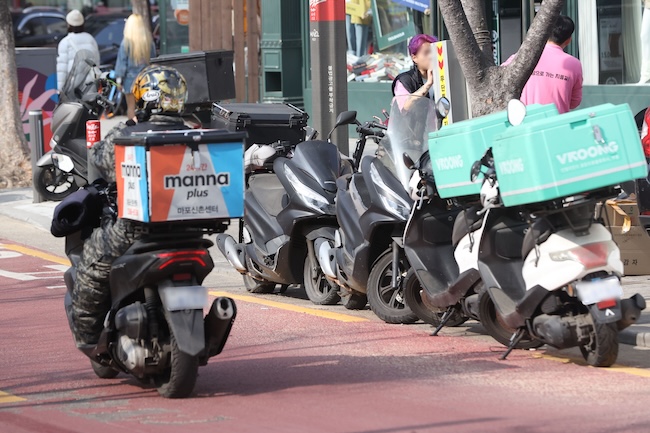 Currently, motorcycles in Korea are only required to display license plates on the rear. (Image courtesy of Yonhap)