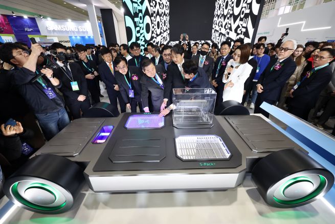A showcase of next-generation battery technologies draws attention at the 2025 InterBattery exhibition.