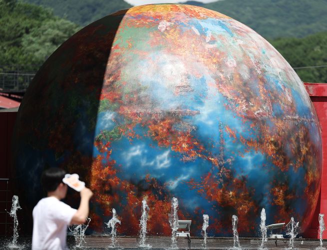 On July 1, as most parts of the country remain under heat wave advisories, a fountain operates in front of the "Burning Earth" sculpture at the Daegu Citizen Safety Theme Park in Dong-gu, Daegu. The city recorded an average daily temperature of 30.7°C the previous day — the hottest June day since weather observations began there in January 1907. (Photo: Yonhap)