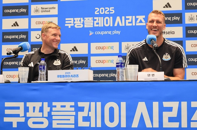 Newcastle United head coach Eddie Howe (L) and defender Dan Burn smile during their press conference in Seoul on July 29, 2025, the eve of their preseason match against Team K League. (Image courtesy of Yonhap)