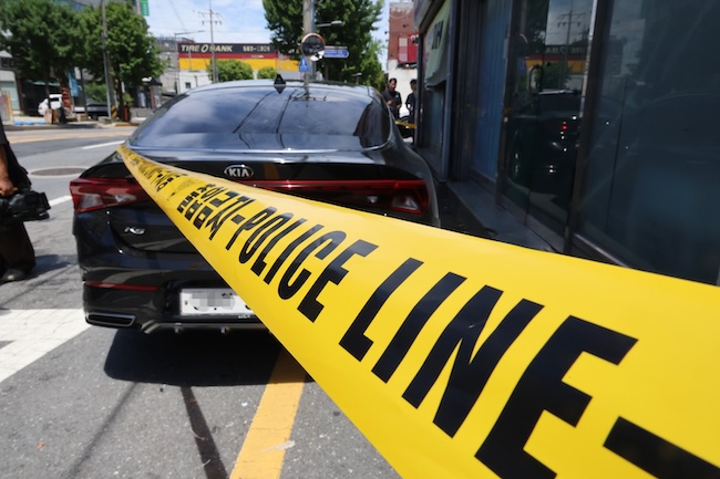A police line is placed around a car used by a murder suspect to flee in the central city of Daejeon on July 30, 2025. (Image courtesy of Yonhap)