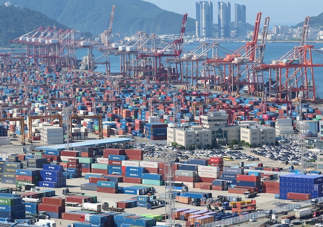 South Korea and the United States reached a dramatic tariff agreement on July 31, narrowly avoiding the imposition of a 25% mutual tariff that had loomed over bilateral trade. (Image courtesy of Yonhap)