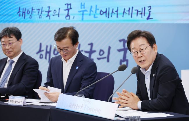 Lee Visits Lee, Pledges Swift Relocation of Oceans Ministry