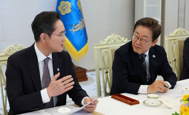 Lee Meets With Samsung Electronics Chairman Amid Ongoing Talks With U.S. Lee Meets With Samsung Electronics Chairman Amid Ongoing Talks With U.S.