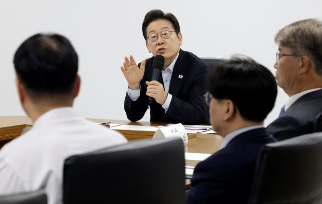 President Lee Jae Myung holds a meeting on industrial disasters at an SPC Samlip Co. factory in Siheung, some 30 kilometers southwest of Seoul, on July 25, 2025. (Image courtesy of Yonhap)