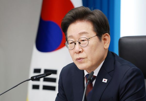 President Lee Jae Myung speaks during a meeting with senior aides held at the presidential office in Seoul on July 3, 2025. (Image courtesy of Yonhap)