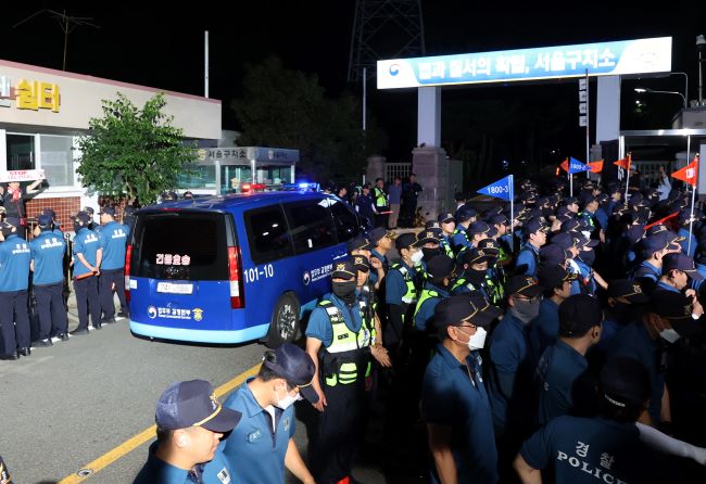 Arrested Ex-President Yoon Fails To Appear For Questioning By Special Counsel Arrested Ex-President Yoon Fails To Appear For Questioning By Special Counsel