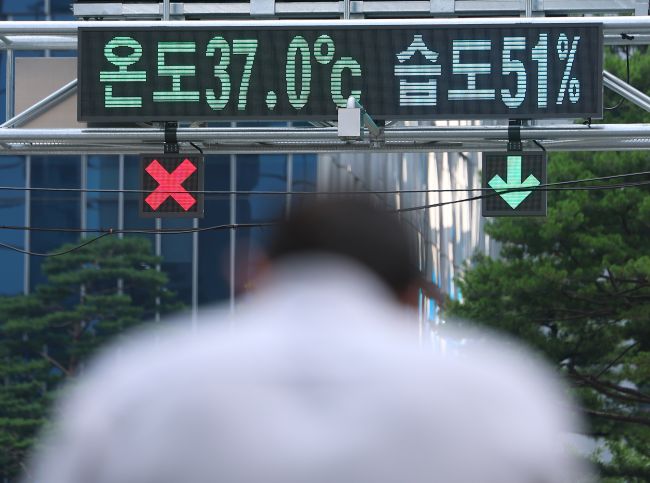 A screen shows temperatures in Seoul on July 8, 2025. (Image courtesy of Yonhap)