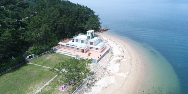 The Tongyeong Public Cat Protection and Adoption Center was opened in September 2023, after remodeling the former Yongho Branch of Hansan Elementary School, which had been abandoned for 11 years. (Image courtesy of the City of Tongyeong )