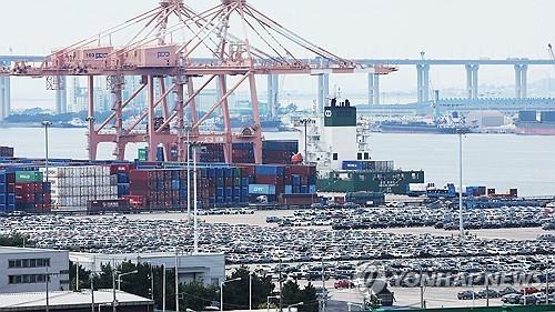 Containers are stacked at a port in the South Korean city of Pyeongtaek on July 31, 2025. (Yonhap)